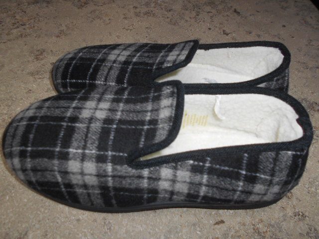 Nieuwe gesloten pantoffels / Maat 43