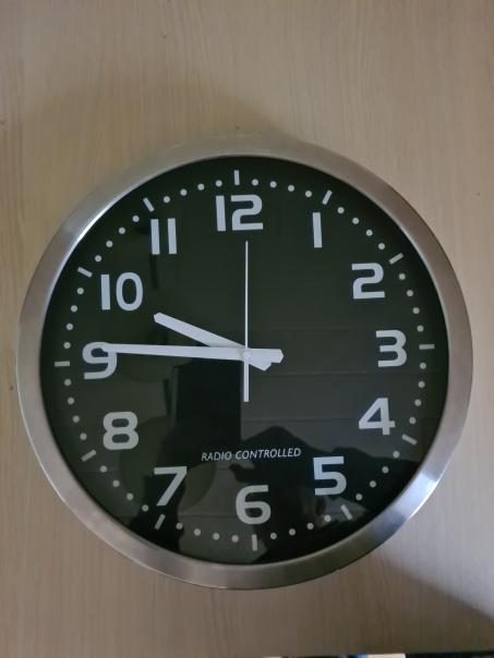 MOOIE GROTE KLOK - automatische synchro tijd
