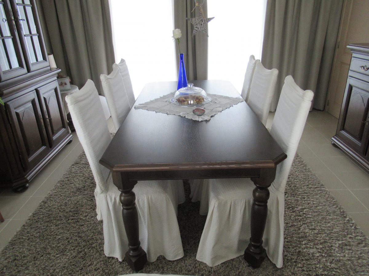 complete eetkamer in donkere eik