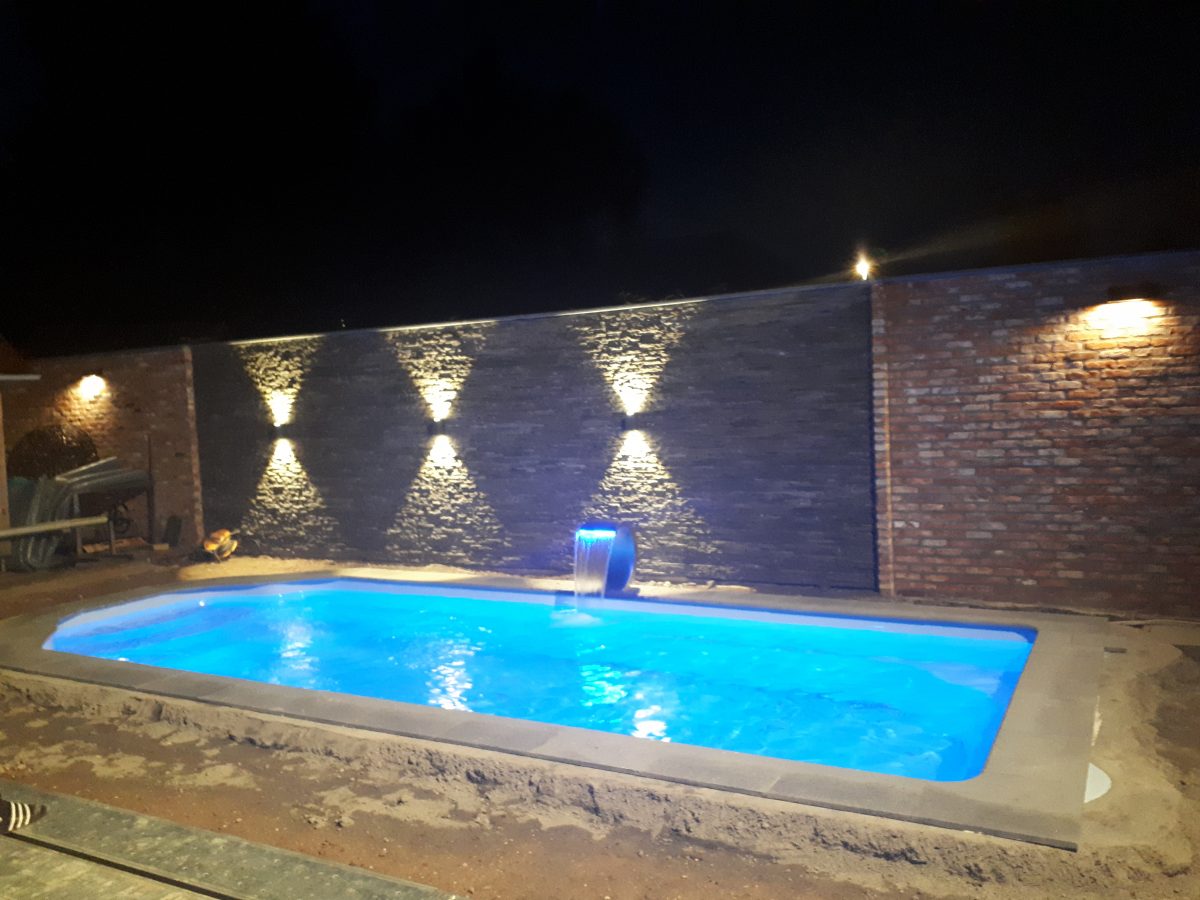 Zwembad monoblok Santoryna: 7.9 x 3.2 x 1.55 m