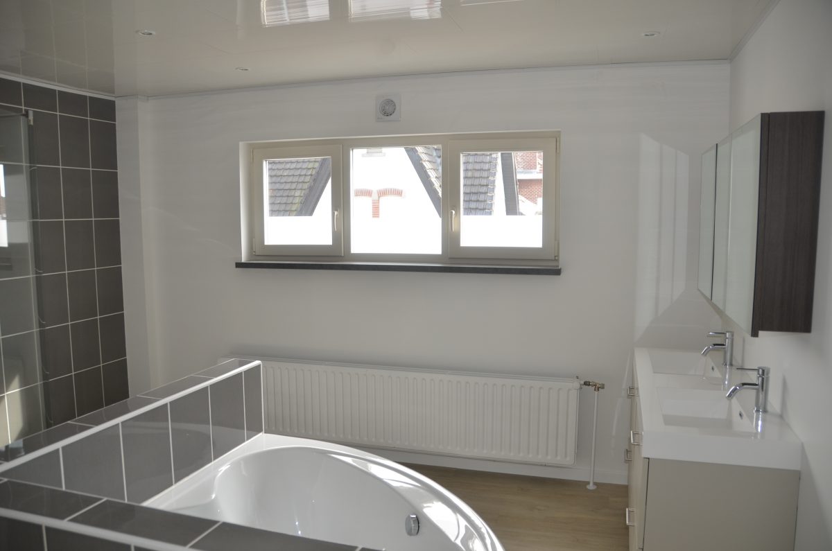 Te huur Driegevelwoning met loods