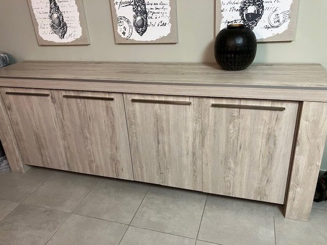 Moderne hout uitziende eetkamer