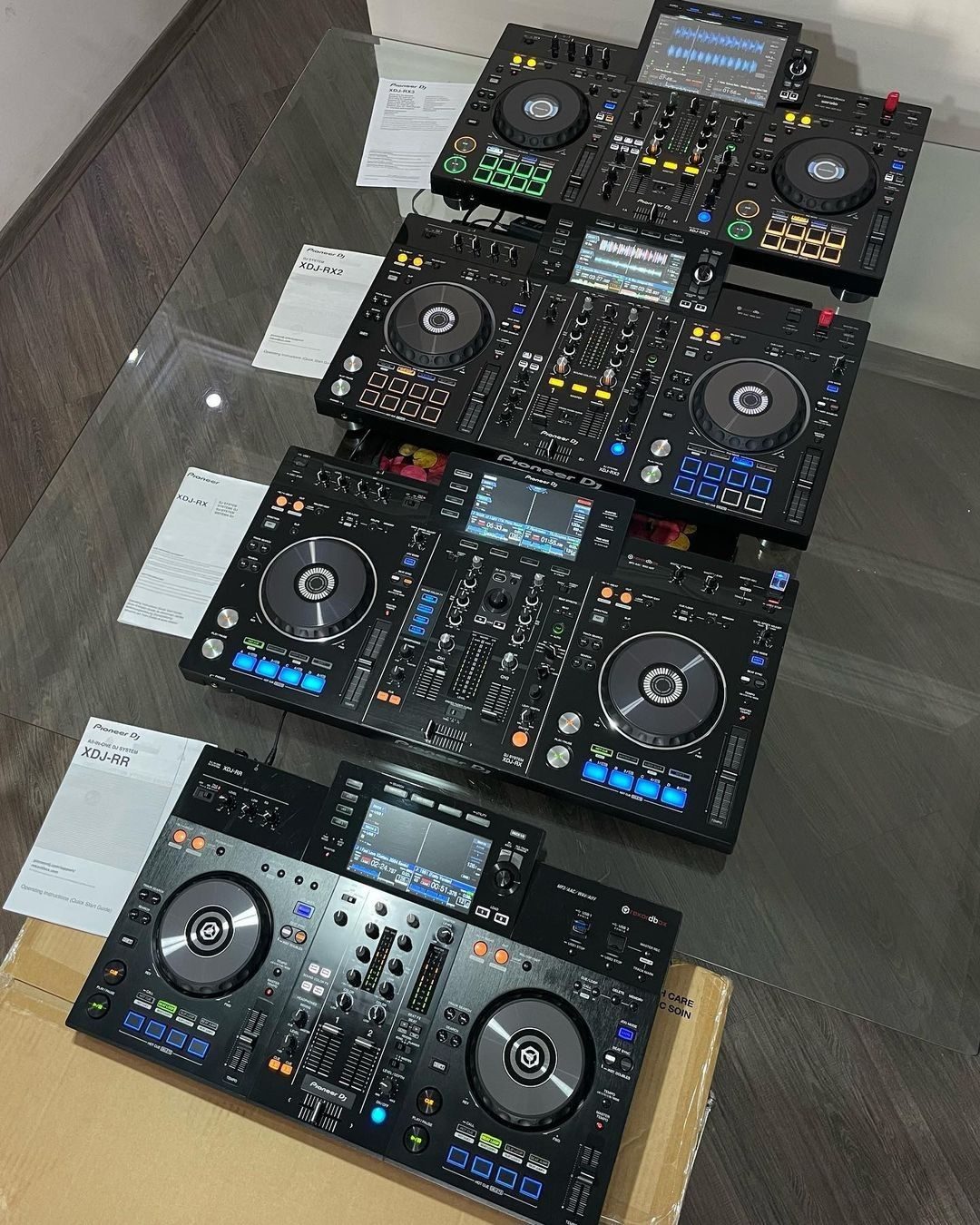 Verkauft Pioneer DJ XDJ-RX3, Pioneer XDJ-XZ, Pioneer OPUS-QUAD, AlphaTheta XDJ-AZ, Pioneer DDJ-RZX, Pioneer DDJ-FLX10, Pioneer DDJ-1000, Pioneer DDJ-1000SRT, Pioneer DJ DDJ-REV7, Pioneer DDJ-800, Pioneer CDJ-3000, Pioneer DJ DJM-A9, Pioneer CDJ 2000NXS2,