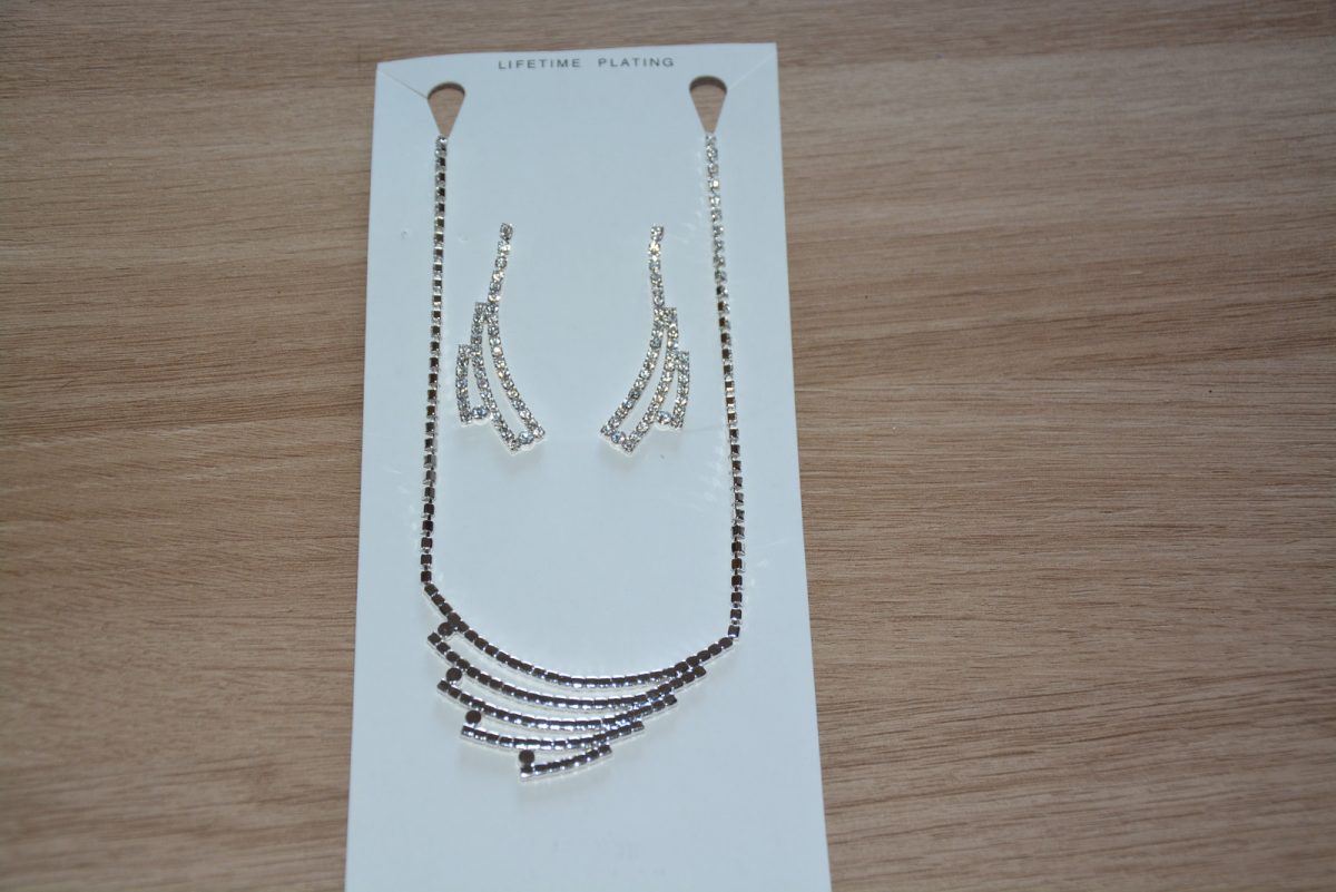 1. NIEUWE ketting met oorbellen, verzending inbegrepen