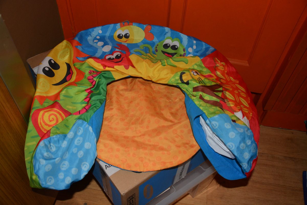 423. zitkussentje van Playgro , verzending inbegrepen