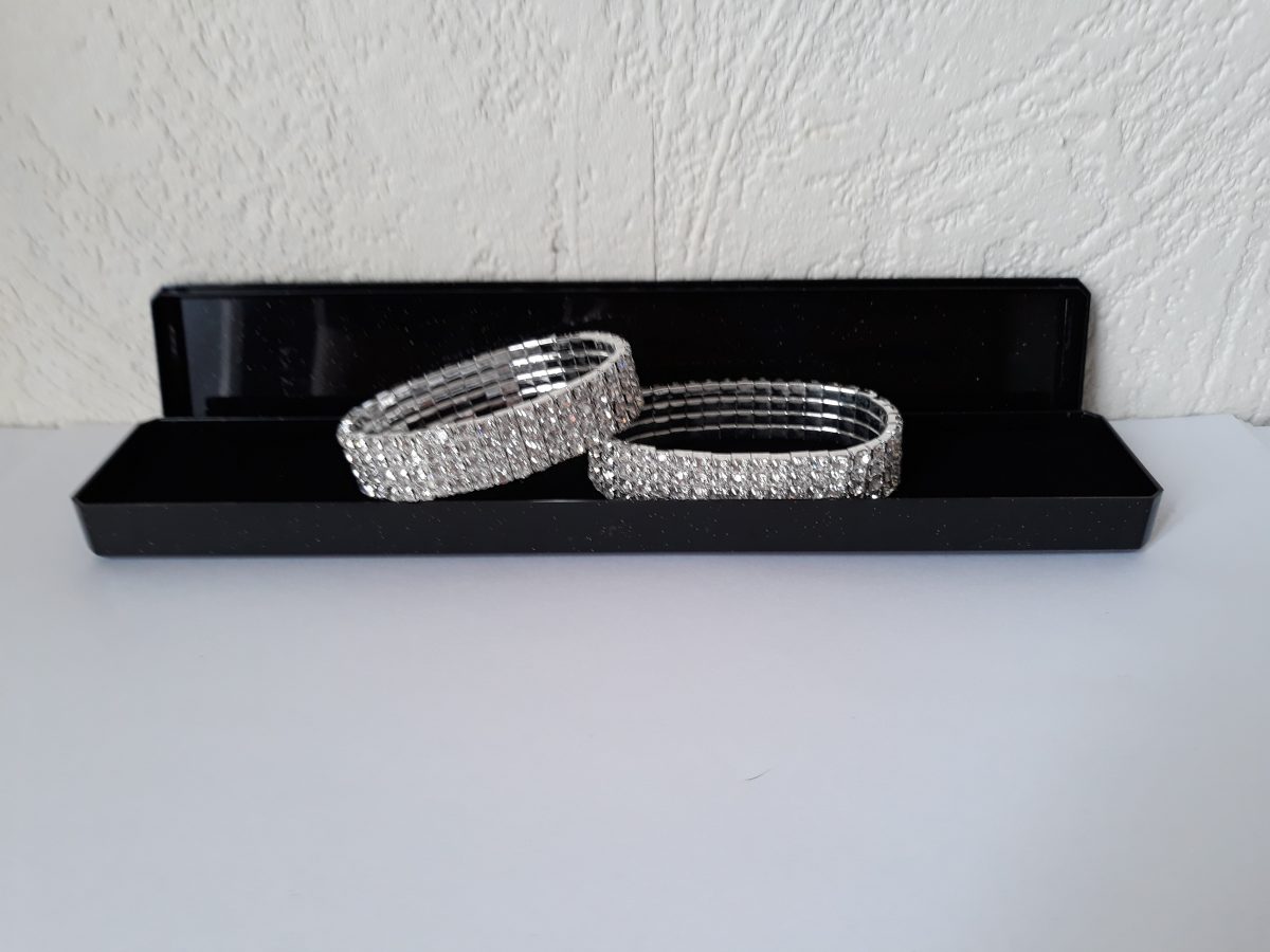 Nieuwe armbandjes verzilverd en met tal van kristallen