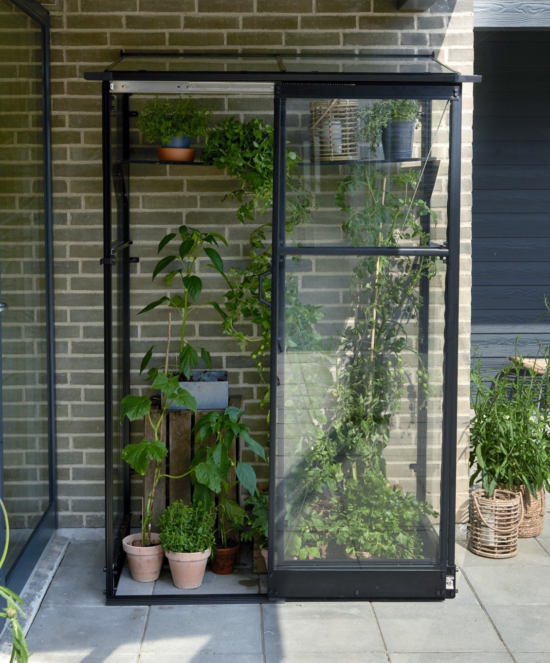 Tuinkas Muurkas Qube 24 LT: 127 x 65 x 204 cm  (b x d x h)