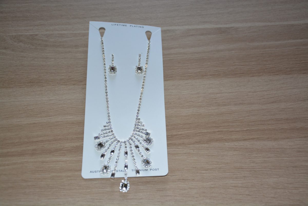 4. NIEUWE ketting met oorbellen, verzending inbegrepen