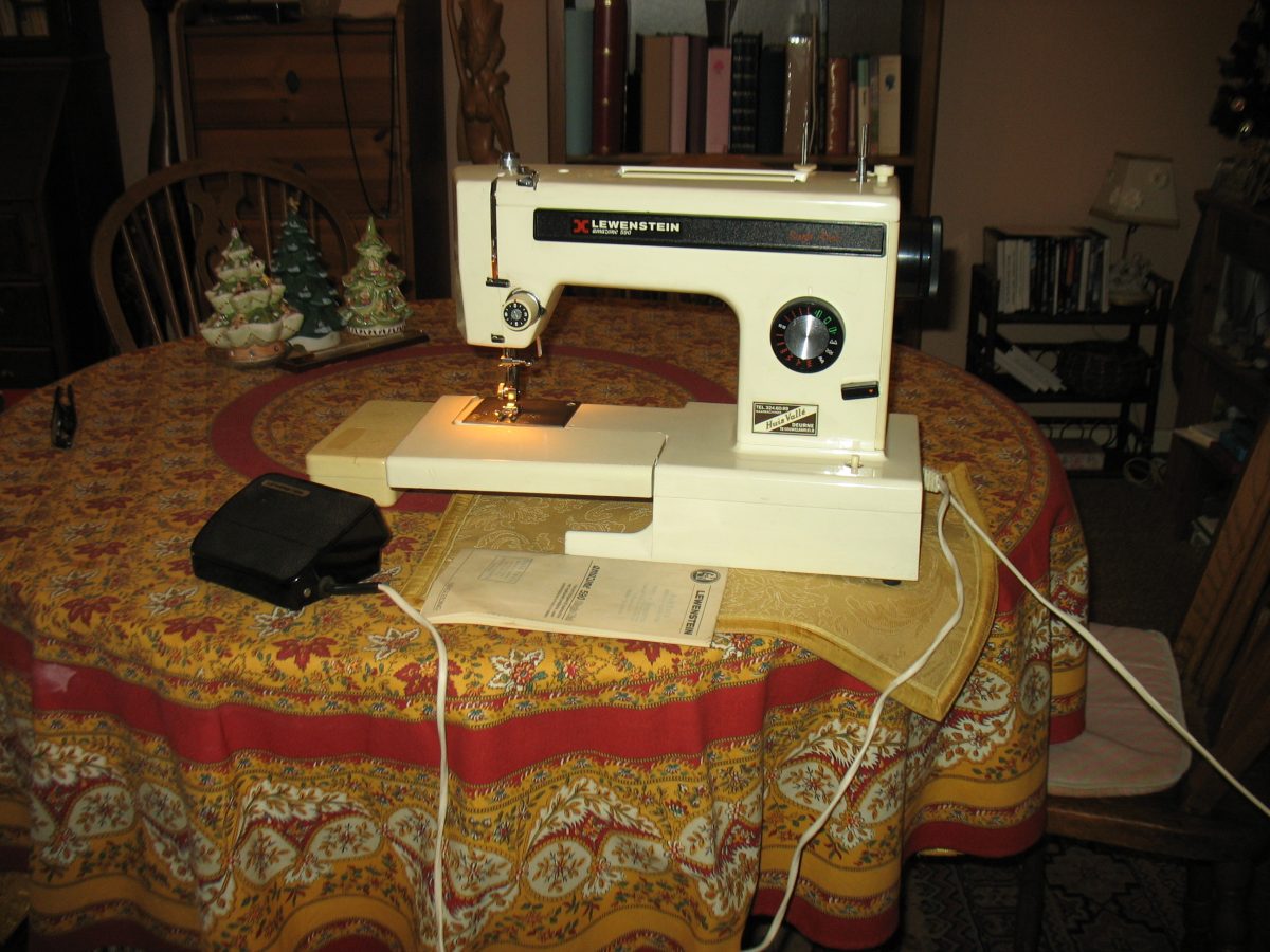 NAAIMACHINE LEWENSTEIN (Tafelnaaimachine, draagbaar)