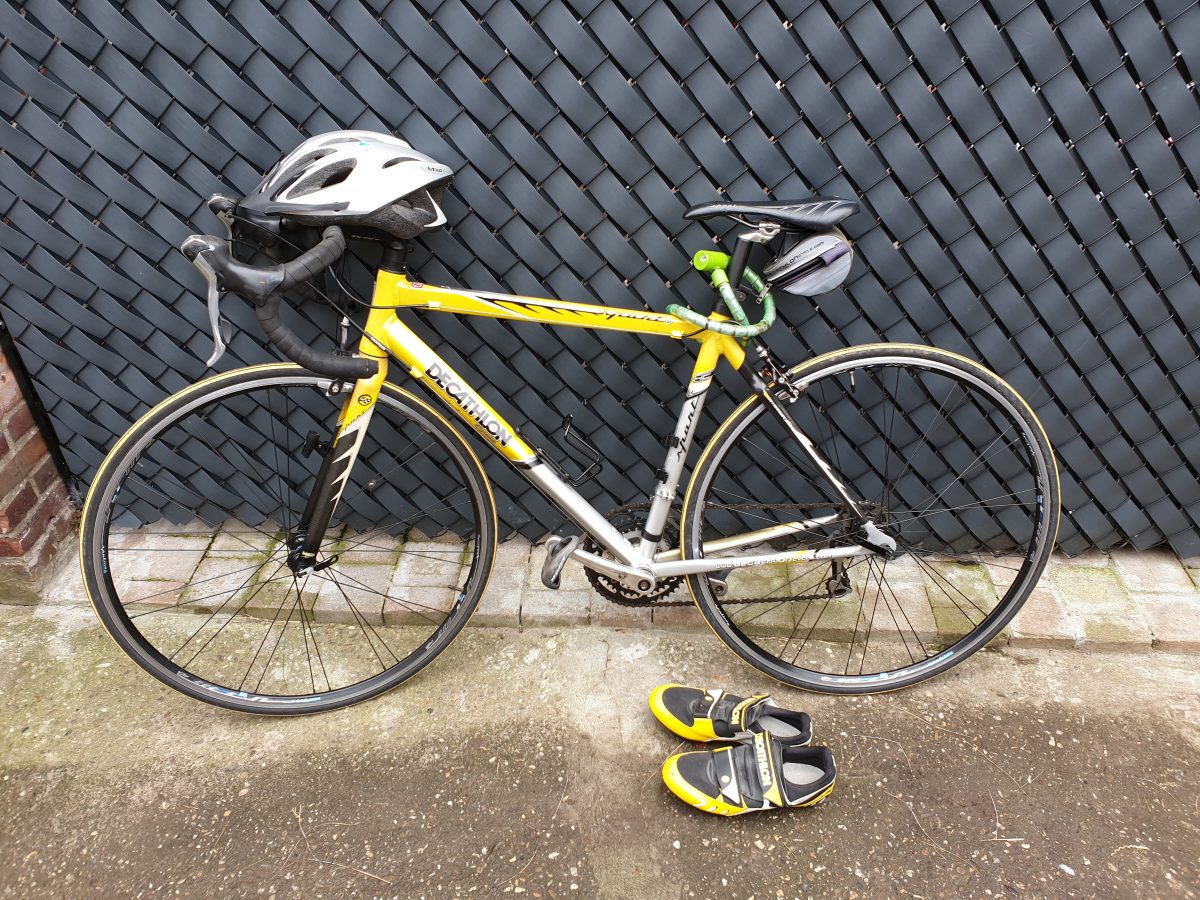 Decathlon koersfiets met helm , schoenen en kleren