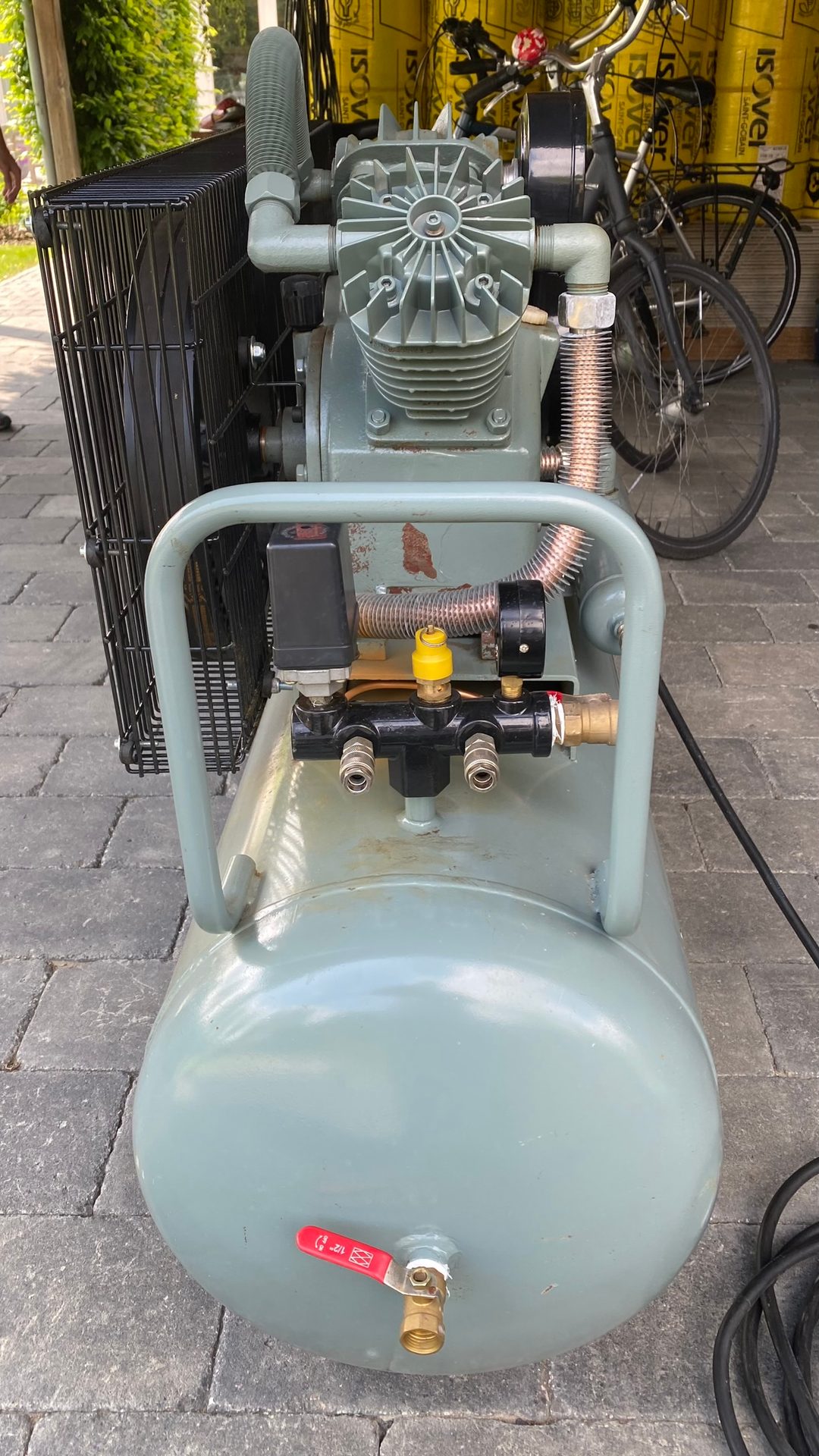 Compressor 12,5 Bar 'zeer stil professioneel'.
