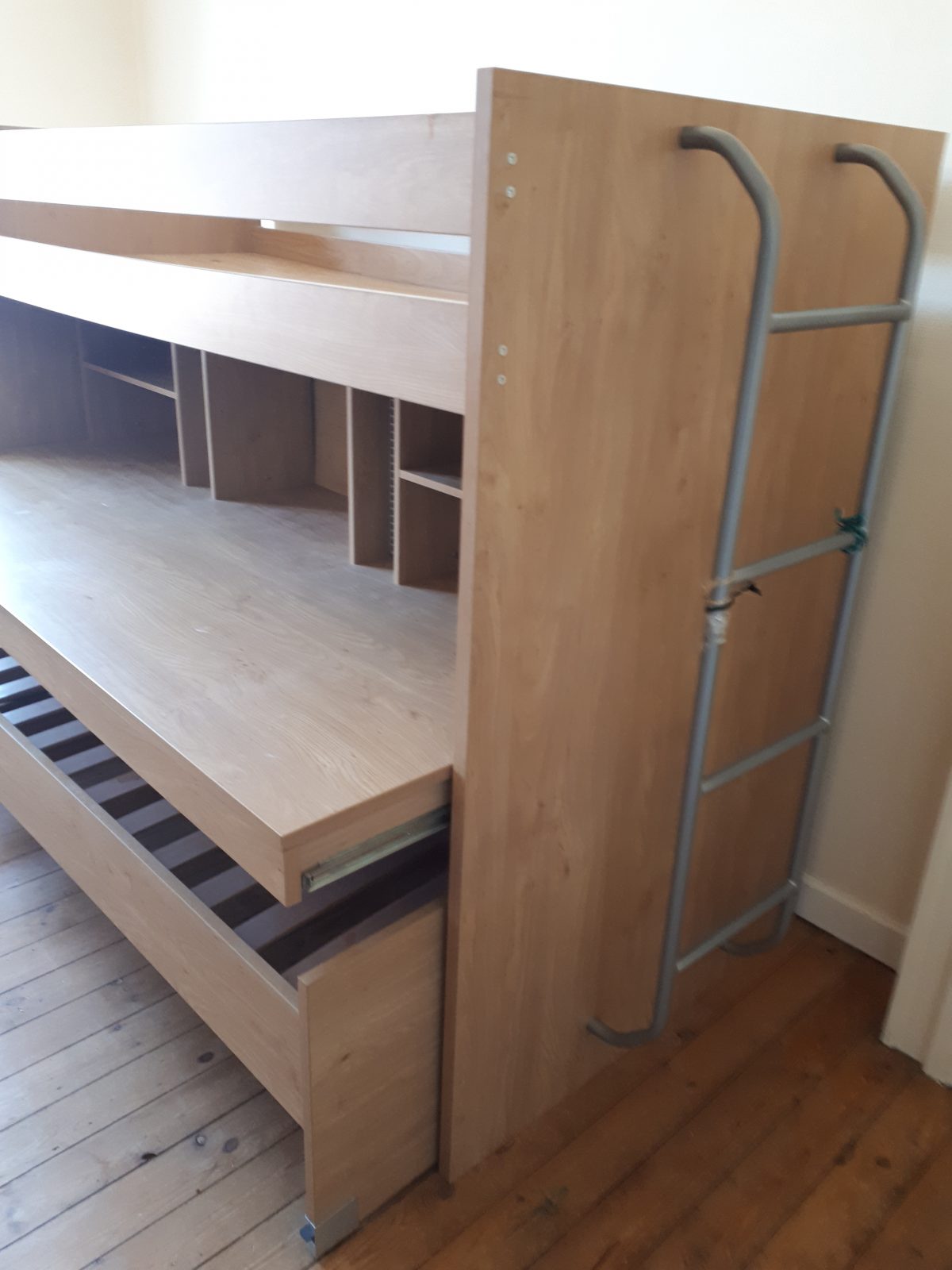 hoogslaper met uitschuifbureau,extra bed en driedeurskleerkast
