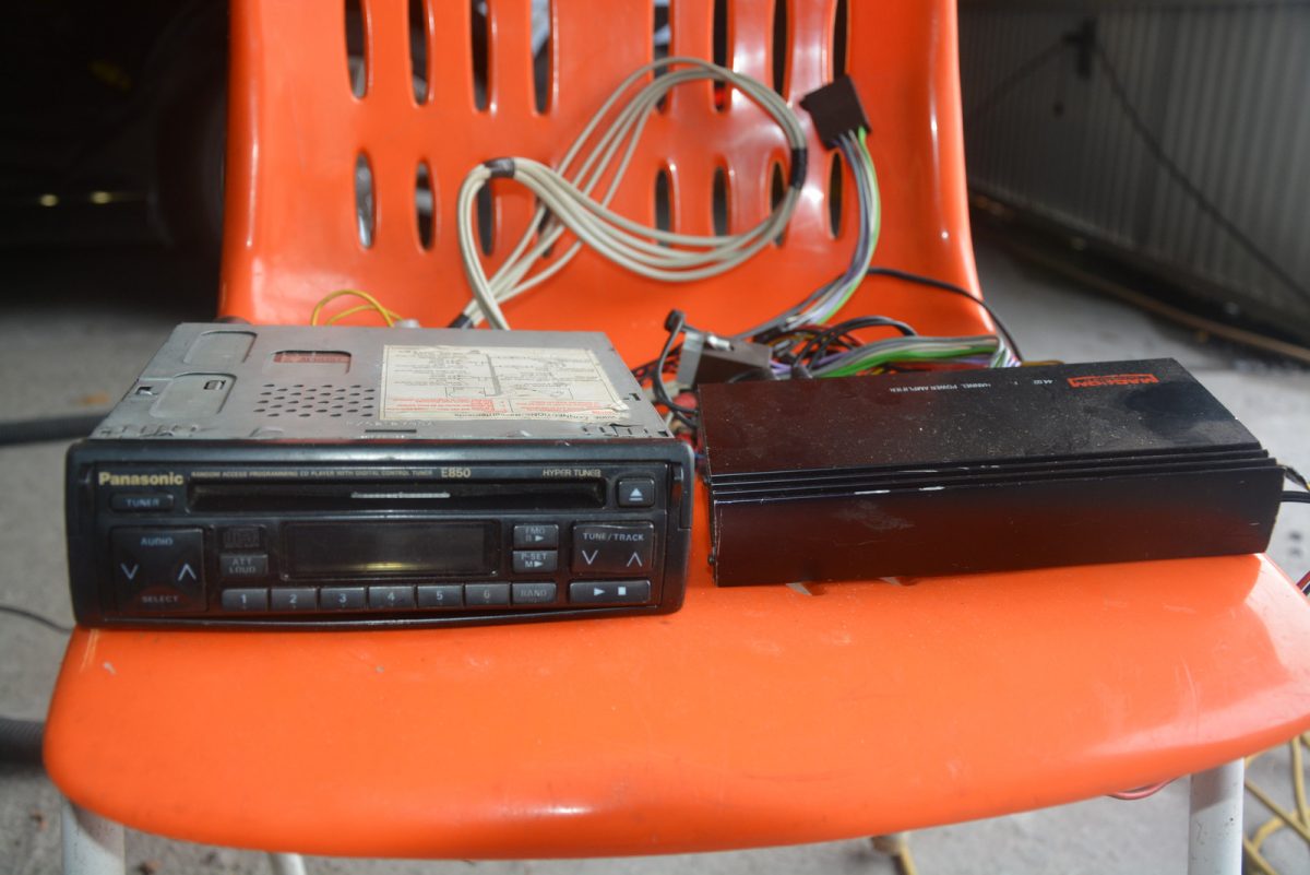 345. autoradio E850 en versterker