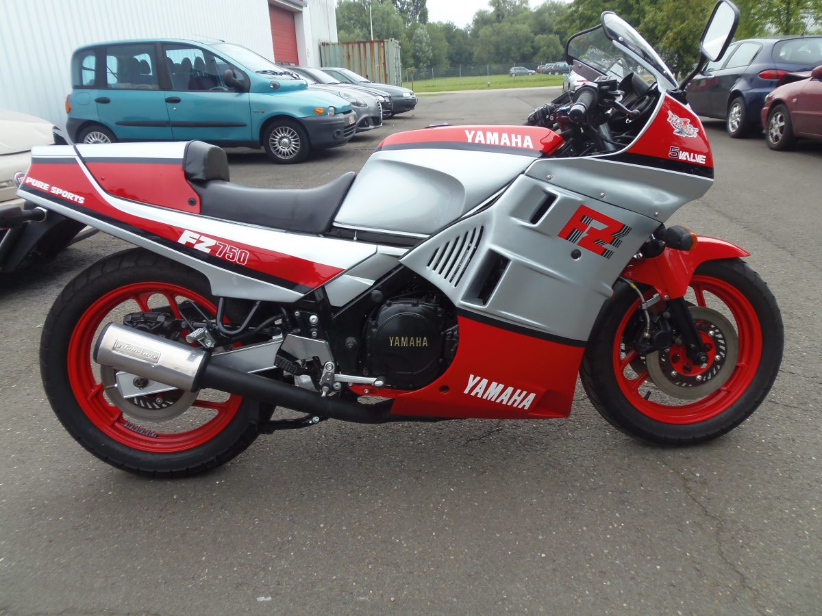 Yamaha FZ 750