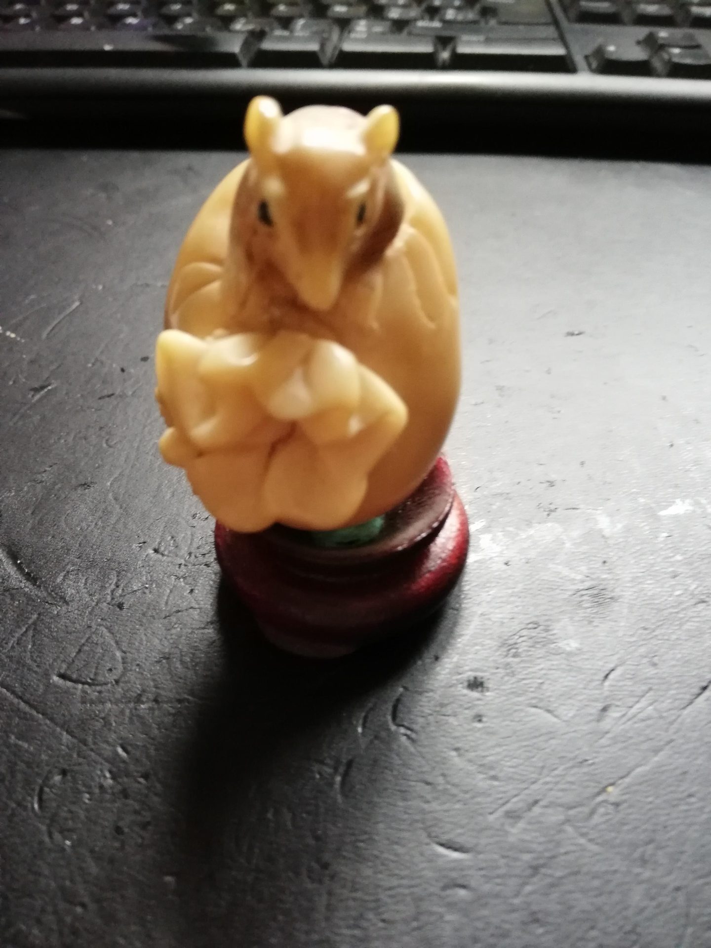 chinees beeldje van een ratje op houten sokkeltje