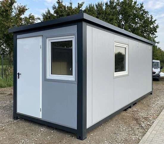 Container van 6 x 2,40 m met toilet, douche en keuken