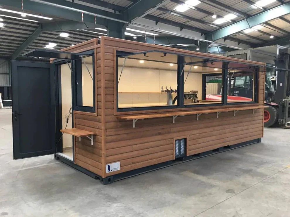 Een 6-metercontainer (20 voet) ingericht als café, met een strak en minimalistisch ontwerp.