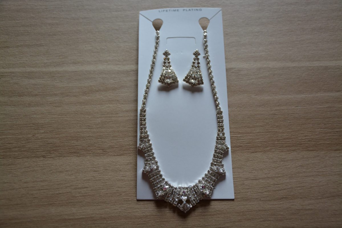 9. NIEUWE ketting met oorbellen, verzending inbegrepen