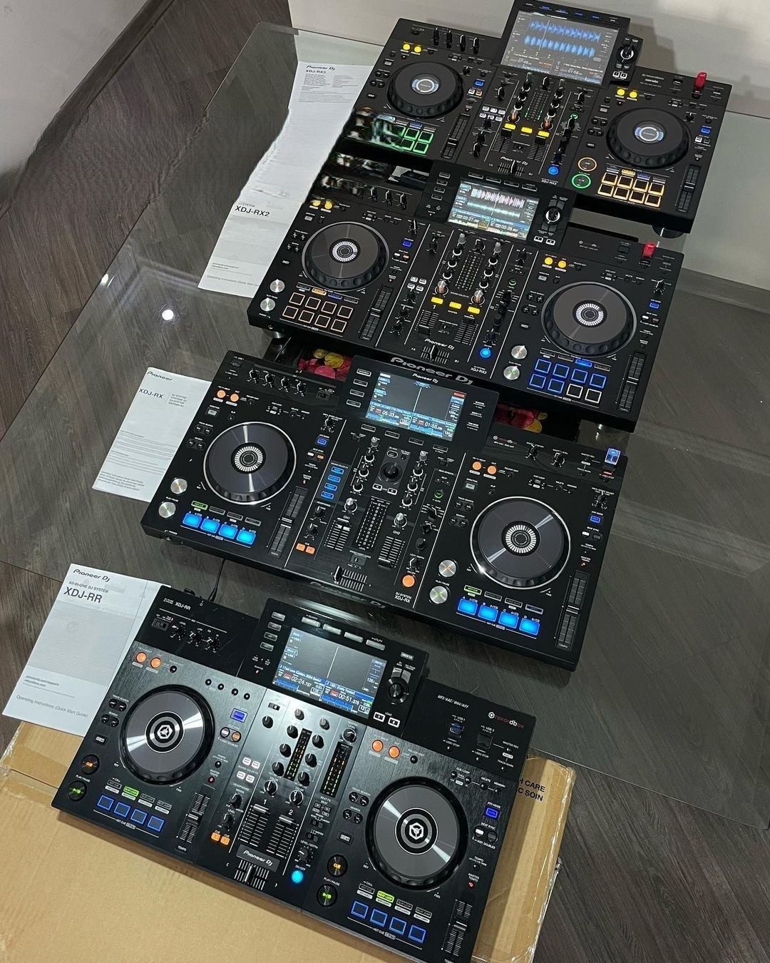 Verkauft Pioneer DJ XDJ-RX3, Pioneer XDJ-XZ, Pioneer OPUS-QUAD, AlphaTheta XDJ-AZ, Pioneer DDJ-RZX, Pioneer DDJ-FLX10, Pioneer DDJ-1000, Pioneer DDJ-1000SRT, Pioneer DJ DDJ-REV7, Pioneer DDJ-800, Pioneer CDJ-3000, Pioneer DJ DJM-A9, Pioneer CDJ 2000NXS2