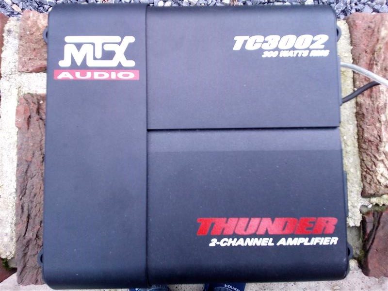 versterker MTX 300 W rms 2 kanaals + boombox 450 W
