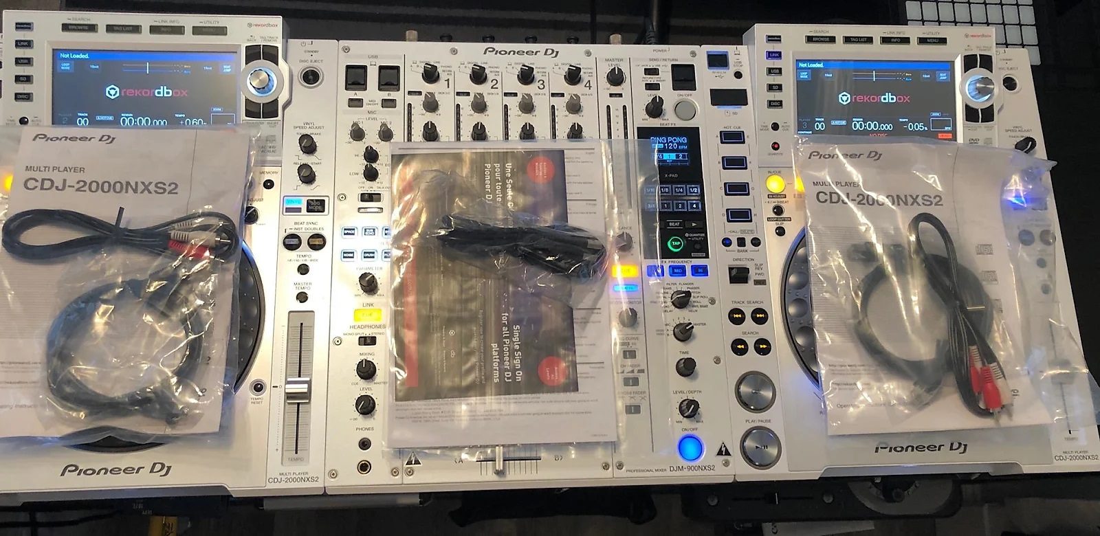 Koop Pioneer DJ 2x Pioneer Cdj-2000Nxs2W +1x Djm-900Nxs2W + Hdj-2000 Mk2 + Rmx-1000-W / 2x Pioneer cdj-tour1 +1xPioneer djm-tour1-dj-pakket