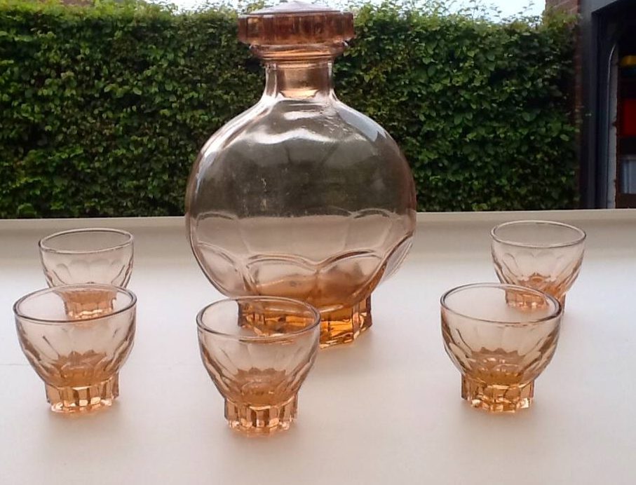 mooie karaf en glaasjes in gekleurd glas
