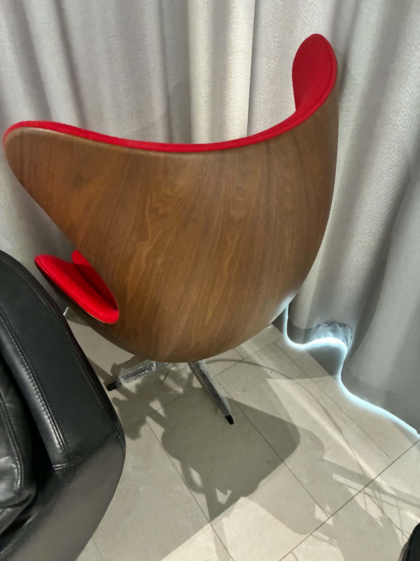 Design Stoel met Houten Rugleuning en Rode Zitkussen