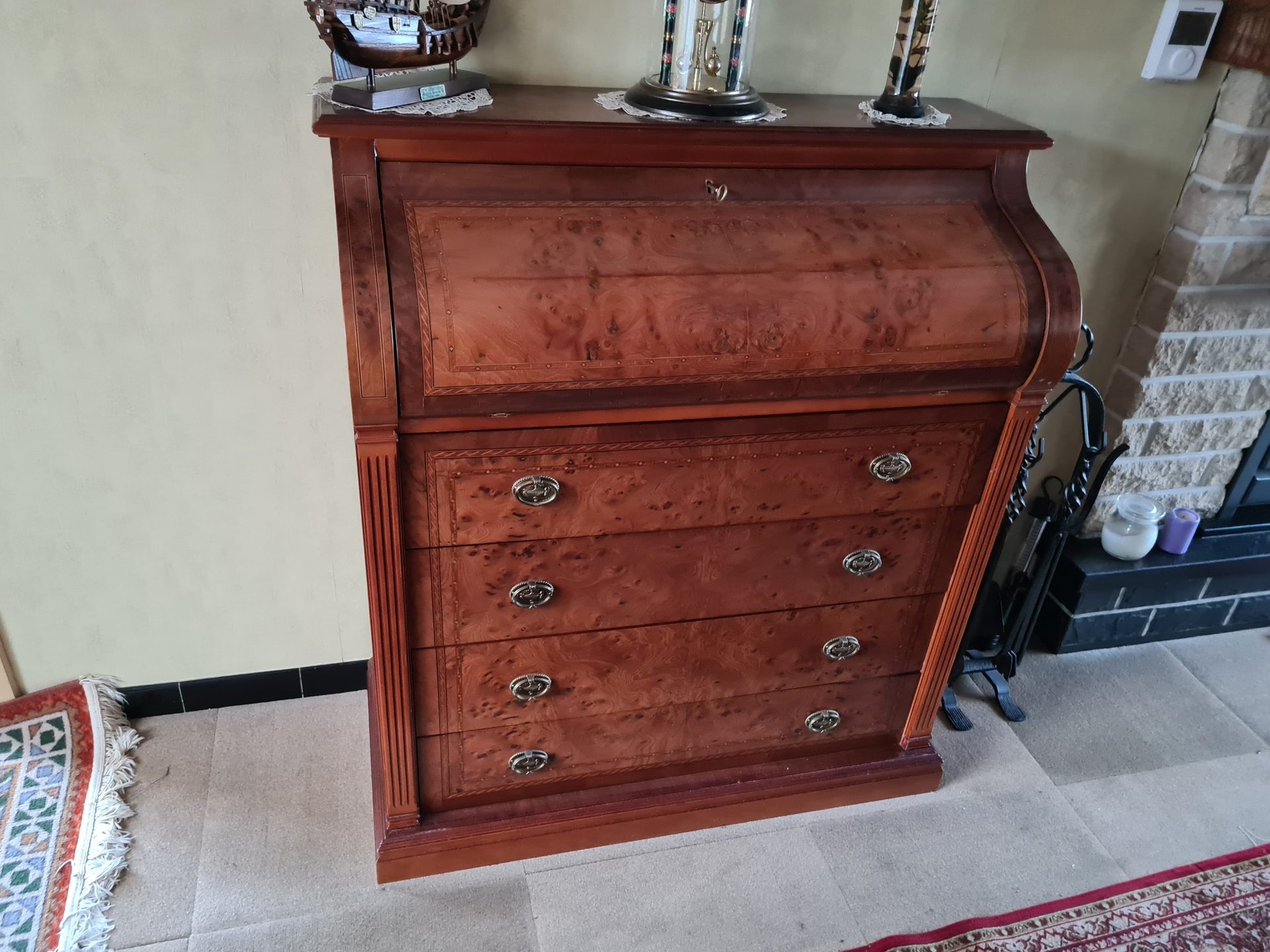 PRACHTIGE ANTIEKE COMMODE IN MASSIEF HOUT