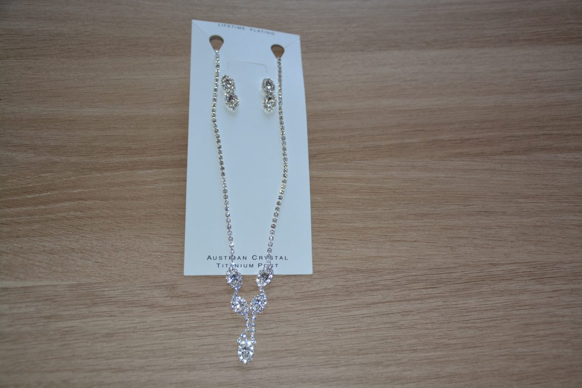 2. NIEUWE ketting met oorbellen, verzending inbegrepen