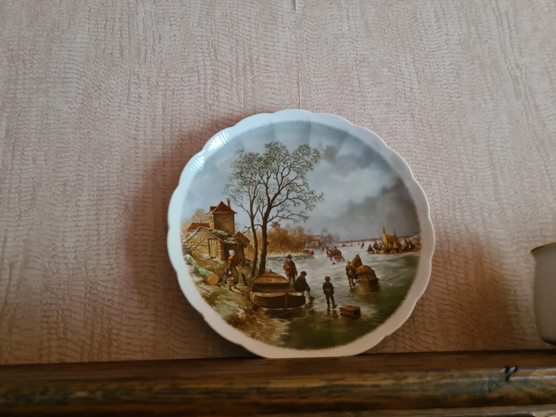 Mooie antiek bord met schilderachtige scène