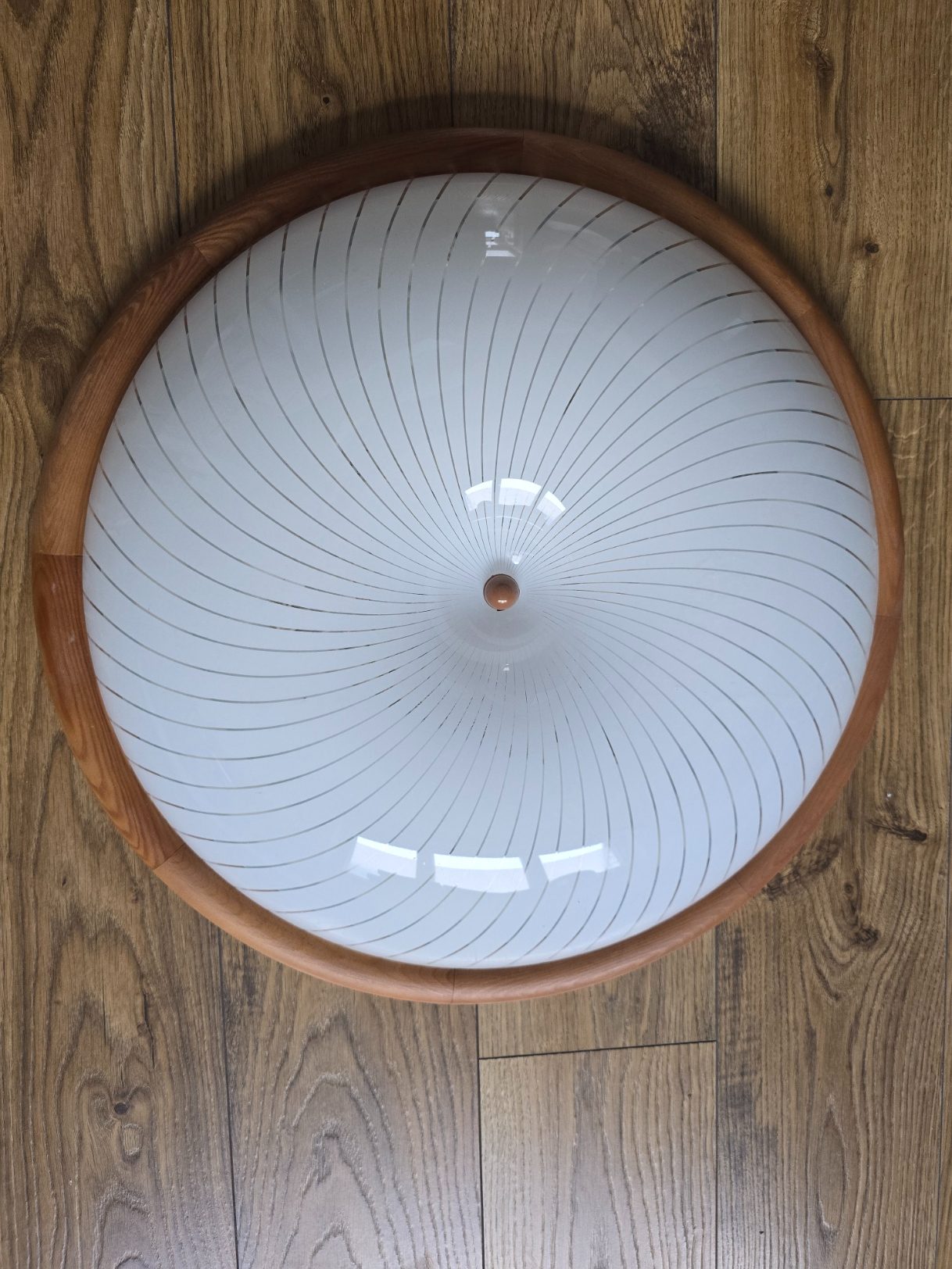 Decoratieve wandlamp met houten rand