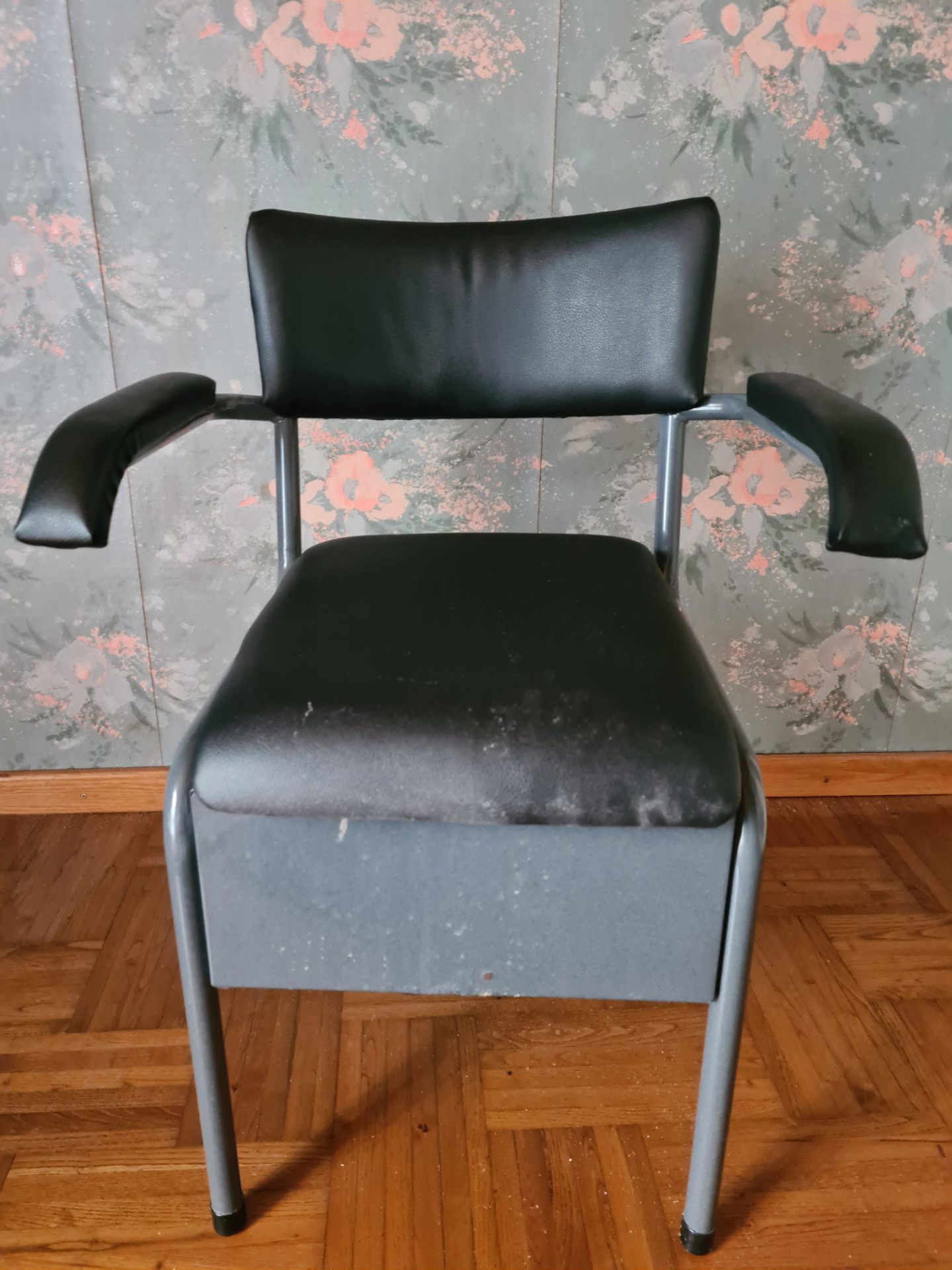 Zwarte toiletstoel met armleuningen