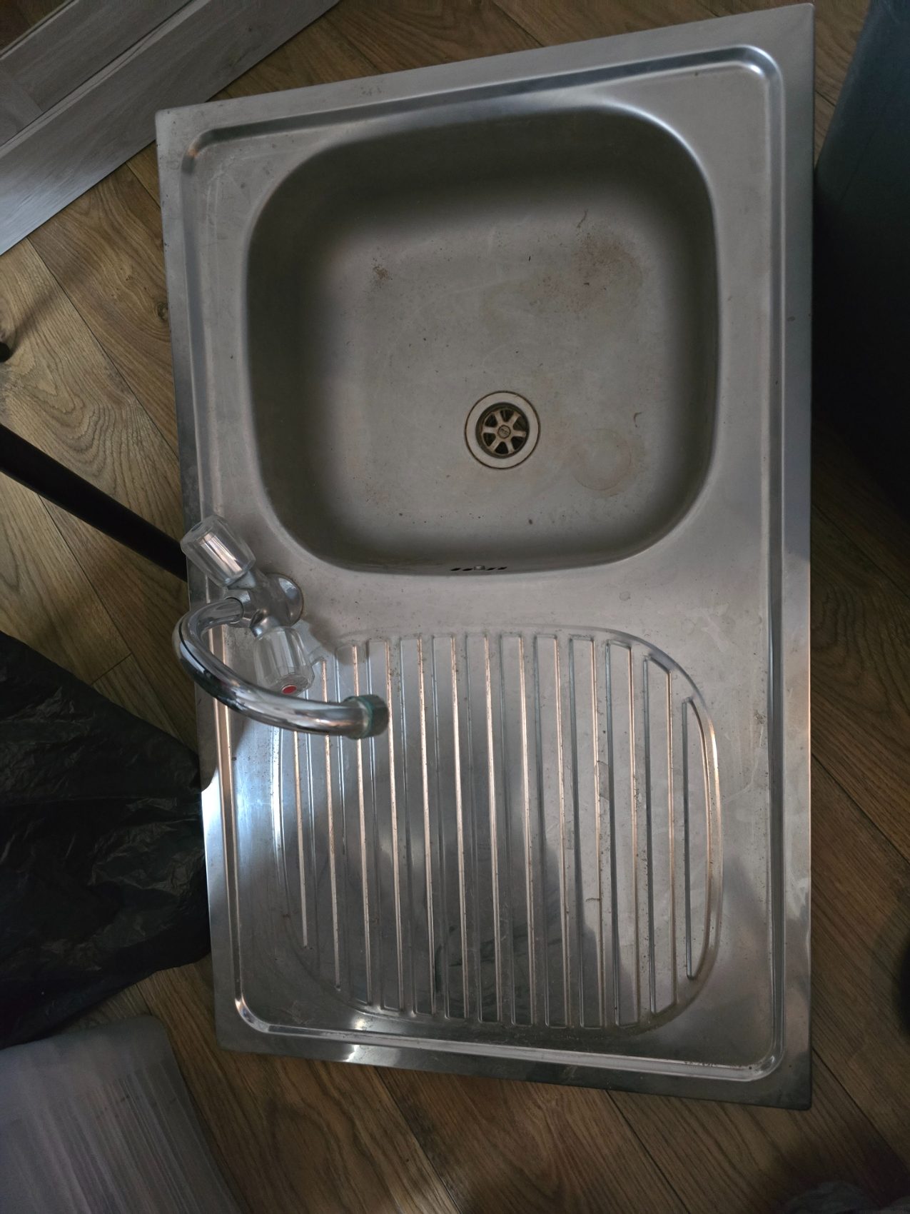 Keukenspoelbak met koud- en warmwaterkraan