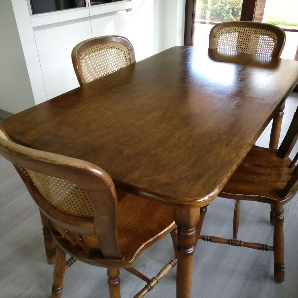 Eiken keukentafel met 4 eiken stoelen